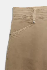 Jeans de tiro alto con corte wide leg y largo completo. Presenta diseño de cinco bolsillos, trabillas en la cintura y cierre frontal con cremallera y botón, con un acabado de efecto lavado.