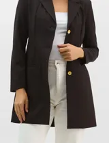 Blazer entallado marca Nanette, con cuello de solapa, cierre frontal con botones dorados y bolsillos delanteros. Posee forro interno a tono.