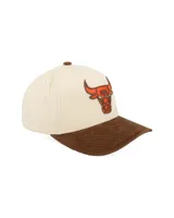 Gorro tipo gorra con visera de pana marrón y cuerpo de color beige. Presenta el logo de los Chicago Bulls bordado en el frente en tonos naranja y marrón.