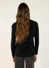 Remera de manga larga en color marrón, con cuello en V y detalle de terminación desflecada en el escote.