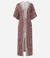 Vestido largo de viscosa con estampado geométrico en tonos bordó y blanco, escote en V y mangas cortas. Incluye un cinturón de cuerda para ajustar la cintura y una abertura frontal.