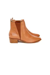 Bota tipo chelsea de cuero vacuno con textura grabada, color caramelo. Presenta elásticos laterales en tono marrón oscuro, puntera almendrada y taco bajo recto de madera.