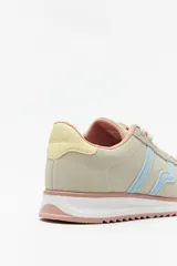 Zapatilla de estilo urbano con paneles de gamuza en tonos beige y gris, detalles en celeste y rosado. Cuenta con suela dentada de goma y cierre mediante cordones.