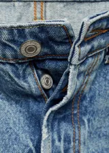 Jeans de corte boyfriend y diseño loose, confeccionados en tejido de algodón estilo vaquero. Presentan cinco bolsillos, trabillas para cinturón y cierre frontal con cremallera y botón.