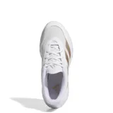 Championes deportivos Adidas modelo Gamechaser, color blanco con detalles en tono metálico. Presentan un diseño con malla transpirable, refuerzos sintéticos y suela con tecnología de amortiguación.