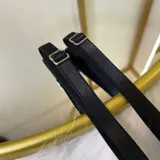 Set de lencería de cuatro piezas compuesto por bralette de encaje, tanga regulable, portaligas y liga para pierna. Diseño con detalles de tiras elásticas y encaje.