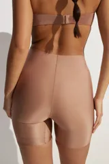 Culotte moldeador de microfibra color beige, de tiro alto, con leve efecto moldeador en cintura, glúteos y caderas. Cuenta con refuerzo interior y ribetes cortados por láser para mínima visibilidad bajo la ropa.