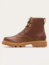 Bota Sorel modelo Revel Rd Boot Lace, confeccionada en cuero impermeable color marrón con costuras selladas. Presenta cordones al tono, detalles metálicos en los ojales superiores y suela de caucho EVERTREAD™ moldeada con plataforma dentada.