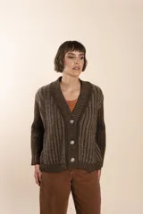 Cardigan de tejido de punto con efecto vanizado en tonos marrones. Presenta un diseño de silueta amplia, cuello en V y cierre frontal con tres botones grandes.