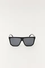 Lentes de sol negros con marco cuadrado y lentes grises. Diseño moderno y minimalista.