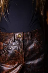 Short de cuero vacuno con acabado Invecchiato de efecto envejecido, con bolsillos delanteros y traseros, y tiro medio.