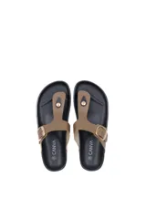 Sandalia tipo ojota con tira en forma de T, confeccionada en cuero sintético color marrón. Presenta una hebilla metálica dorada ajustable en el empeine y una suela de estilo corcho con base de goma negra.