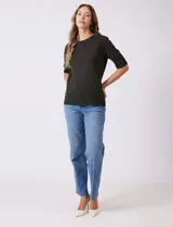 Buzo de tejido fino en color azul marino, con cuello redondo y mangas cortas con puños acanalados.