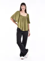 Blusa negra con escote cuadrado, fruncido en el busto y mangas cortas amplias.