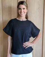 Remera negra de mangas cortas con corte cuadrado.