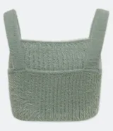 Blusa cropped sin mangas en punto canalé con pelo, escote cuadrado y tirantes anchos.