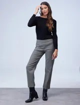 Pantalón recto de vestir con estampado de pata de gallo en tonos grises, marca Zac & Rachel. Confeccionado en tejido elastizado con pretina ancha elastizada.
