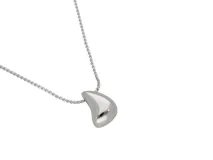 Collar plateado de acero con dije colgante en forma de gota.