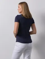 Remera azul marino de modal, marca Tahari, con cuello redondo a la base y mangas cortas.