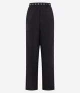 Pantalón de sastrería corte wide leg color negro, con pliegues delanteros, trabillas y cinturón incluido con detalles metálicos. Confeccionado en tejido estructurado con caída fluida.