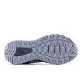 Championes New Balance 410 v7 para hombre, color gris claro con detalles en azul y suela de goma.