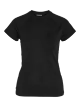 Remera negra de manga corta con diseño raglán y cuello redondo, de calce ajustado.
