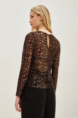 Camisa de manga larga ajustada al cuerpo, confeccionada en tejido de red semitransparente con estampado animal print de leopardo.