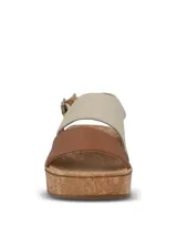 Sandalias de plataforma con suela de corcho y capellada combinada de cuero marrón y tira de tela beige en el empeine. Cuenta con tira trasera ajustable con hebilla metálica y detalles en cuero marrón.