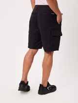 Bermuda cargo lisa de color negro, con múltiples bolsillos laterales, trabillas para cinturón y cierre frontal con botón y cremallera.