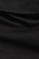 Top negro ajustado de punto suave, con hombros descubiertos y escote con doblez amplio. Modelo de manga larga con bajo de corte recto.