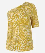 Blusa de viscosa color mostaza con estampado de caracoles blancos, de corte asimétrico con un solo hombro y manga corta.