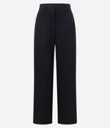 Pantalón de sastrería corte recto, color marrón, con cintura de tiro medio, trabillas largas y bolsillos traseros.