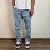 Jean de corte recto con acabado lavado en tono gris oscuro, confeccionado en denim resistente con diseño de cinco bolsillos.