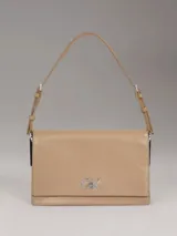 Cartera de hombro Calvin Klein color beige con logo plateado en el frente.