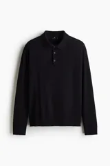 Remera polo de manga larga de lana merino color negro, con cuello y tapeta de tres botones. Presenta ribetes acanalados en los puños y el bajo, con un corte estándar.
