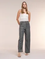 Pantalón wide leg de denim liviano gris, con tiro alto, presillas para cinturón, bolsillos laterales y corte recto de piernas anchas.
