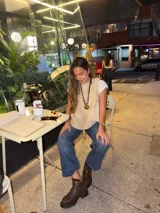 Chaleco de corte oversize en color beige, confeccionado en tejido de textura suave. Presenta un diseño sin mangas con cuello redondo y hebillas ajustables en los costados para un calce personalizado.