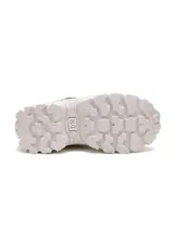 Championes Caterpillar modelo Intruder Lite, color gris con suela chunky blanca y cordones blancos. Presenta detalles en gamuza y el logo de la marca en el lateral.