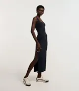 Vestido largo tipo midi de corte ajustado, confeccionado en poliamida con elastano. Presenta escote cuadrado, breteles anchos y una abertura lateral en el ruedo.