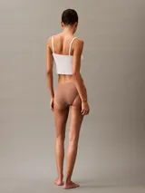 Bombacha color marrón claro de microfibra suave, con cintura elástica y logo tonal de Calvin Klein.