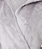 Bata de baño de corte regular confeccionada en tejido fleece suave y abrigado. Presenta capucha, mangas largas, bolsillos frontales y cierre mediante lazo ajustable en la cintura. Posee una textura sutil con diseño de gatitos.