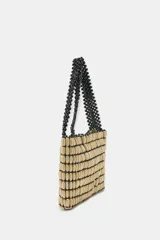 Mini bolso cuadrado confeccionado con cuentas de madera en tonos tostados y asas de mano rígidas con aplicación de abalorios negros a contraste.