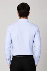 Camisa de algodón de manga larga con diseño de rayas verticales en tonos gris y blanco, cuello camisero clásico y cierre frontal con botones.