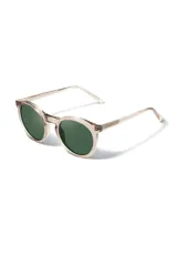 Lentes de sol redondos con montura gris translúcido y lentes verdes. Fabricados con acetato biodegradable y lentes de PMMA reciclado.