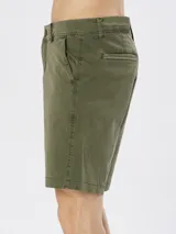Bermuda de gabardina color caramelo, con cierre de botón y cremallera, bolsillos laterales y trabillas para cinturón.