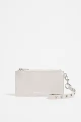 Monedero rectangular de piel color blanco con cierre de cremallera, asa de piel con ojetes metálicos y tarjetero exterior. Exterior personalizado con logo estampado.