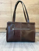 Cartera tipo shopper de cuero genuino marrón con panel central de textura símil cocodrilo y herrajes metálicos plateados.