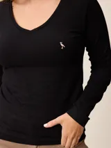 Remera de manga larga color gris, con cuello en V y logo bordado de un pájaro en el pecho.