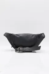 Riñonera de cuero negro con tachas aplicadas en el frente y cierre superior de cremallera.