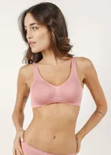 Soutien tipo top de microfibra sin costuras, con diseño de bretel ancho, sin aros y sin copas.